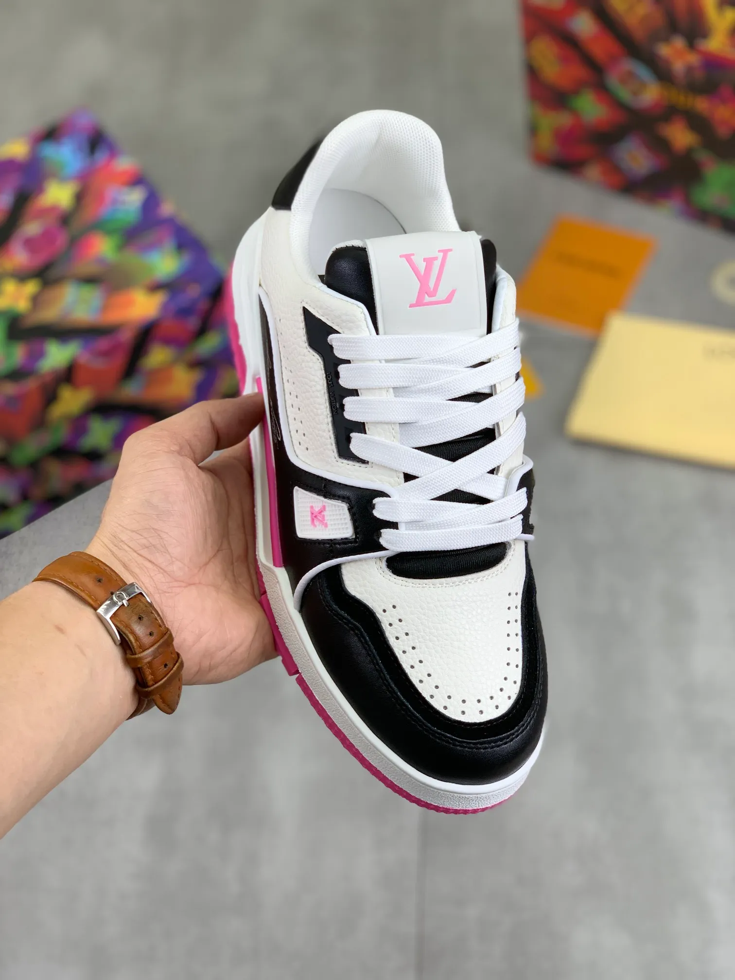 Men's shoes 💰P580 New style 💰💎💎Latest color High version 2025Louis*Vuitto* LV Traine Catwalk TRAINER outsole and fabric private model A shoe that definitely costs a lot of money and effort. This series was designed after the arrival of Vifgil. It is favored by many fans every season. Original TPU outsole Original packaging Men's size: 38-45 (46 can be customized) Color: 3️⃣ colors available (available from stock, super fast delivery)